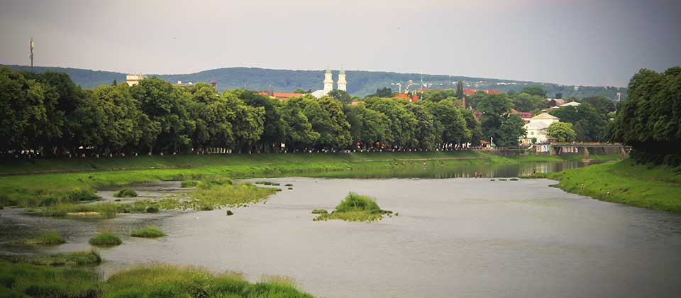 Independence Embankment with its Europe's longest 2.2 km long lime-tree alley .